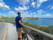 Radfahrer unterwegs am Radweg entlang der Küste nach Porto Cristo