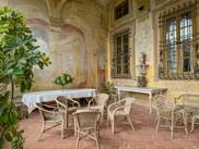 Antike Terrasse mit Tischen