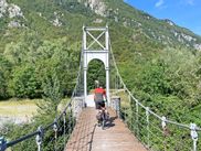 Radfahrer auf Radbrücke Torrente
