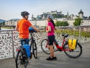 Radlerpause am Marco-Feingold-Steg in Salzburg