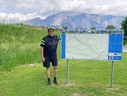 Herr Hieke vor der Karte des Alpe-Adria-Radwegs