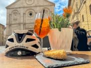 Radhelm und Aperol mit Kathedrale in Pienza im Hintergrund