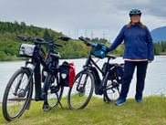 Unsere Gewinnerin in Regenkleidung am Alpe-Adria-Radweg