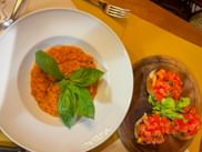 Herrliche Tomaten-Bruscetta mit einem Basilikumblatt