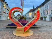 Herzskulptur am Stadtplatz in St. Veit