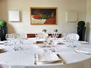 Mit Gläsern gedeckter Tisch im Hotel Relais Monaco