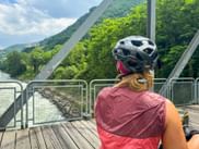 Cyclist looks at the castle in Waidbruck