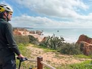 Blick auf die Küste entlang des Radweges