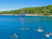 Gäste der MS Mirabela am Baden im Meer