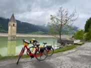 Eurobike Leihräder vor versunkenem Kirchturm am Reschensee