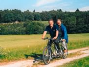 Gründer Walter Schmid und Herbert Würtinger auf Tandem