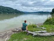 Radlerin macht Pause in St. Lorenzen am Völkermarkter Stausee