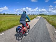 Radfahrer auf Radweg in Arnäs