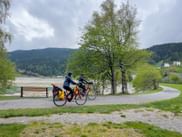 Radfahrer am Radweg am Reschensee