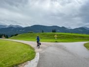 Radfahrerin auf Radweg auf der Allgäuer Seen-Sternfahrt