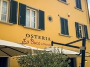 Gelbe Fassade eines Ristorante in der Toskana