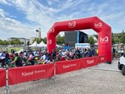 Radveranstaltung mit Torbogen