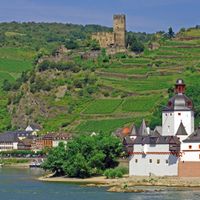 Burg Pfalzgrafenstein in Kaub am Rhein, im Hintergrund Burg Gutenfels