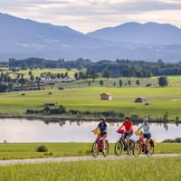 Radfahrer mit Blick auf den Riegsee