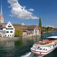 Der historische Ort Stein am Rhein mit einem Ausflugsboot im Vordergrund