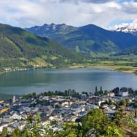 Panoramablick von der Schmittenhöhe auf Zell am See, dem Zeller See und den hohen Tauern
