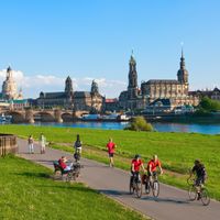 Freizeitgeschehen am Ufer der Elbe mit der historischen Altstadt von Dresden im Hintergrund