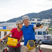 Selfie vor Schiff am Donauradweg