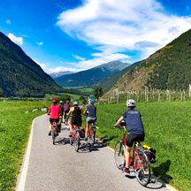 Radfahrer radeln am Talradweg in Südtirol