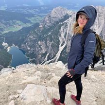 Elisabeth Buchegger beim Wandern in den Dolomiten