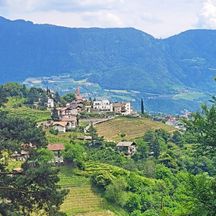 Blick auf Dorf Tirol oberhalb von Meran