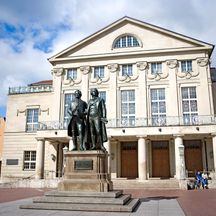 Goethe und Schillerstatue vor dem Theater in Weimar