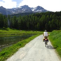 Radfahrer am Innradweg mit Blick auf Bergpanorama