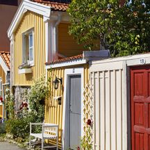 Landestypische bunte Holzhäuser in Kalmar