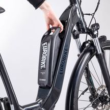 Velo de Ville E-Bike Akku beim Herausnehmen