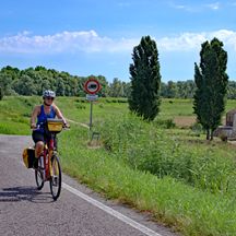 Radfahrerin auf Po-Ebene