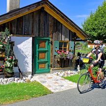 Radfahrer vor Holzhütte