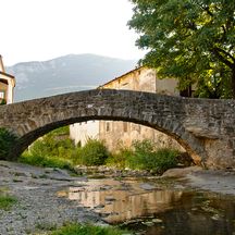 Alte Steinbrücke in Slowenien