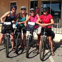 Vier Radfahrerinnen vor Café