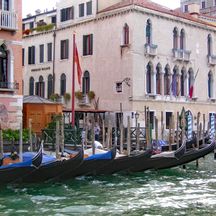 Gondeln vor einem Palazzo in Venedig