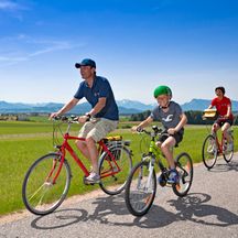 Familie am Radweg
