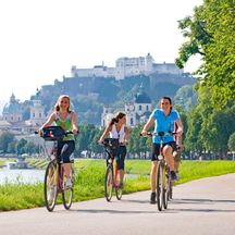 Radfahrer an der Salzach in Salzburg