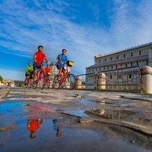 Radfahrer auf der Piazza dei Miracoli in Pisa