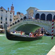 Gondel vor der Rialto Brücke in Venedig