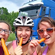 Radfahrerinnen essen eine Karotte