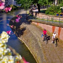 Radfahrer fahren entlang des Kanals in Straßburg