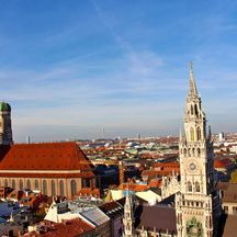 Blick von oben auf die Münchner Frauenkirche und das Rathaus