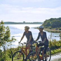 Radfahrer an der Küste von Dänemark