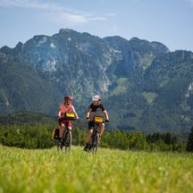 Radfahrer vor Bergpanorama am Alpe-Adria-Radweg