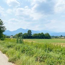 Radweg mit Ausblick auf das Bergpanorama