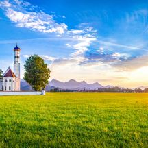 St. Coloman Kirche bei Sonnenuntergang, Bayern, Deutschland